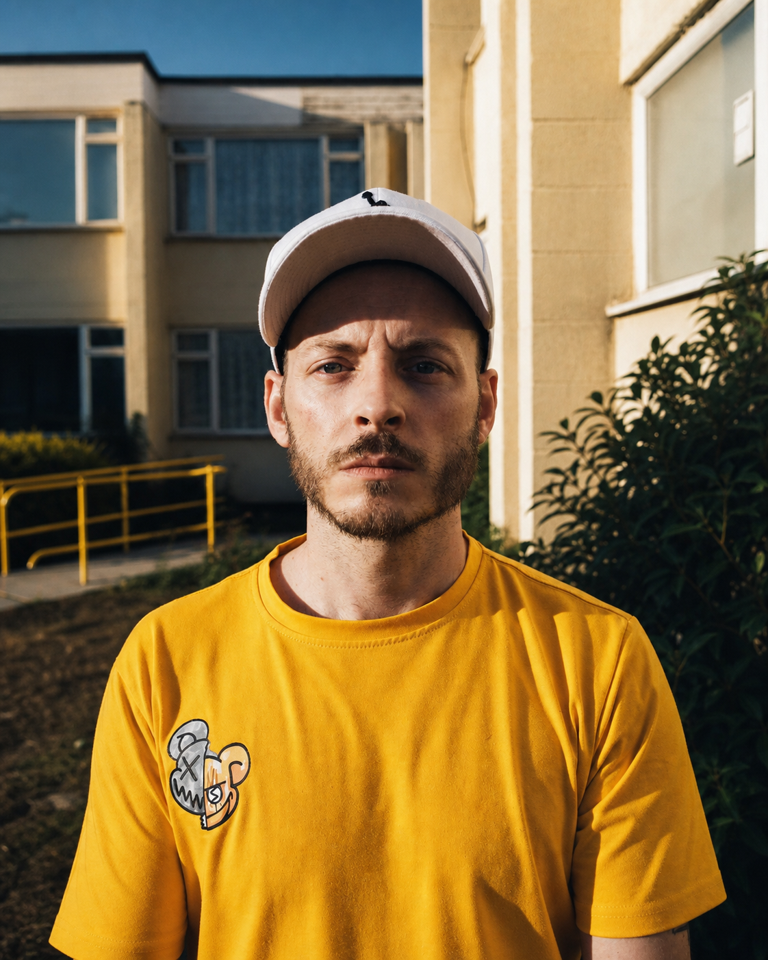 Telboy in a yellow T-shirt outside a building